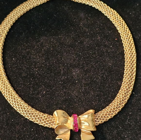 VINTAGE 16INCHES NECKLACE GOLDTONE, STAMPED. WITH A LETTER ON BACK OF BOW - Picture 5 of 11